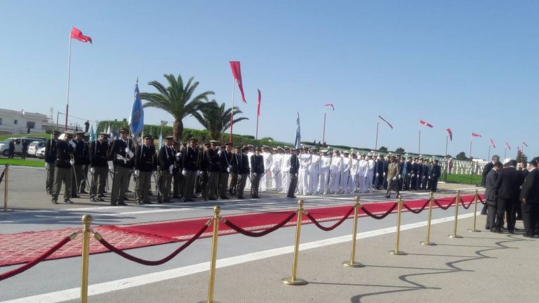 الرئيس التونسي يضع أكليل من الزهور على النصب التذكاري للشهداء التونسيين