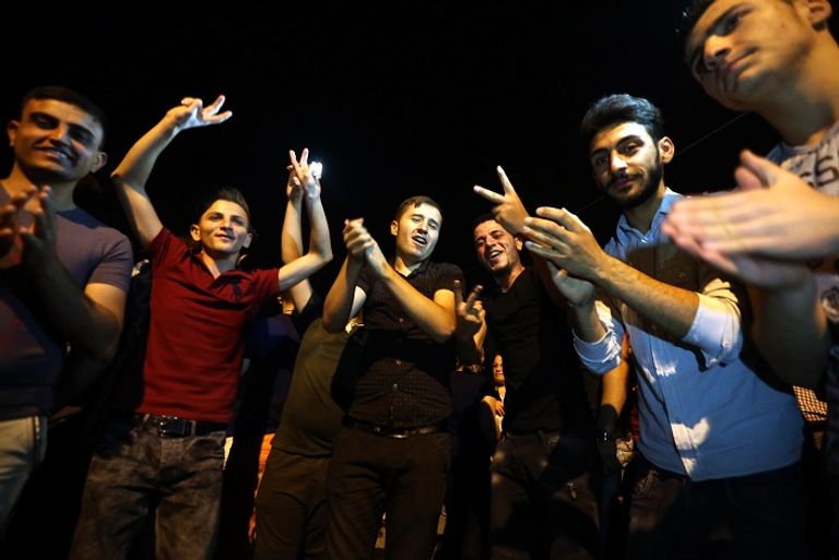 أطفال يحملون الشموع ابتهاجا بقدوم القوات العراقية