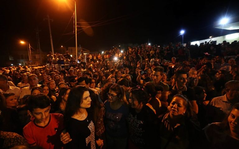 أطفال يحملون الشموع ابتهاجا بقدوم القوات العراقية