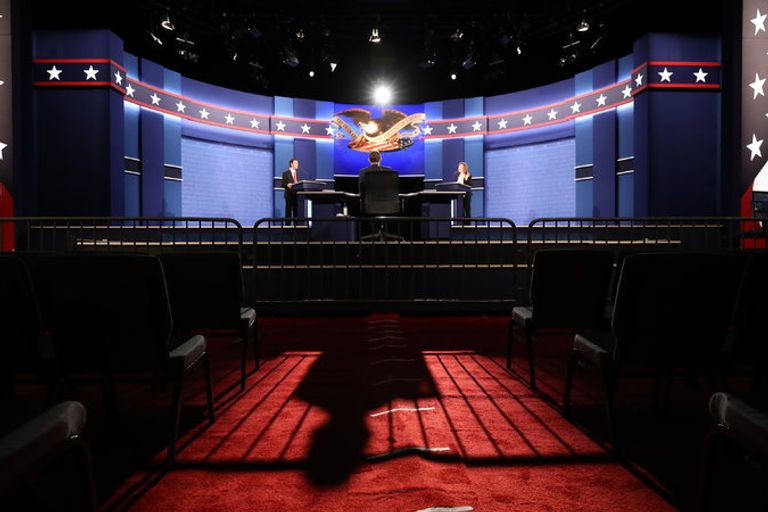 مسرح المناظرة الأخيرة في جامعة نيفادا أثناء التحضير لمناظرة اليوم بين كلينتون وترامب