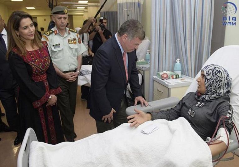 الملك عبدالله والأميرة هيا خلال تفقدهما المستشفى الجديدة الملك عبدالله وبجواره الأميرة هيا بنت الحسين، خلال افتتاح المستشفى الجديد