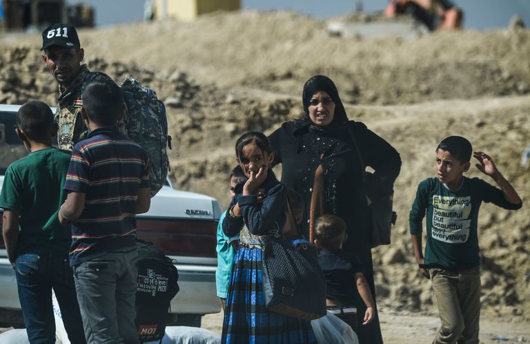 طفل يحمل الراية البيضاء للسماح له بالهروب من ساحة المعارك 