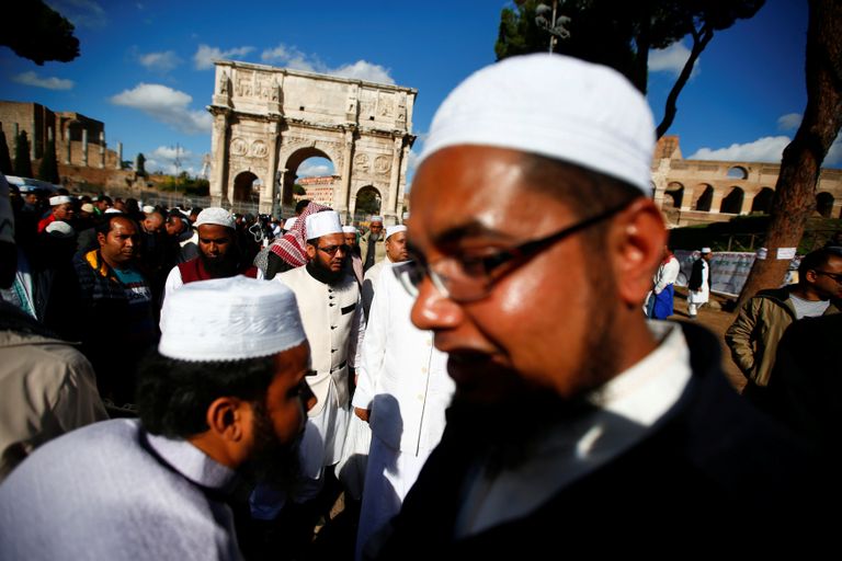 مسلمون يصلون الجمعة عند الكولوسيوم في روما