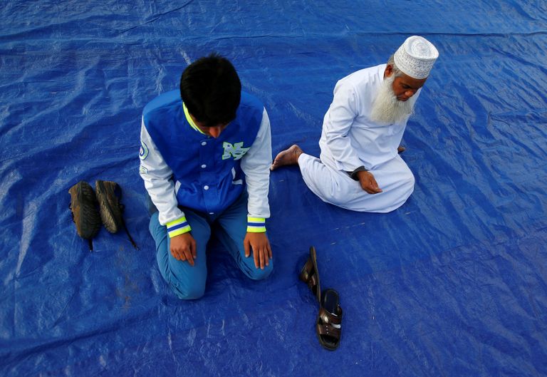 مسلمون يصلون الجمعة عند الكولوسيوم في روما