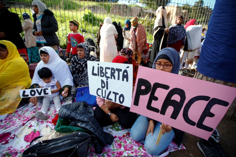 مسلمون يصلون الجمعة عند الكولوسيوم في روما