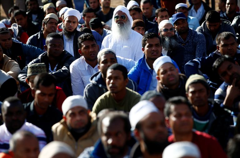 مسلمون يصلون الجمعة عند الكولوسيوم في روما