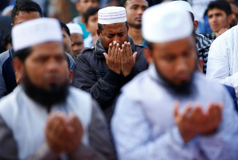 مسلمون يصلون الجمعة عند الكولوسيوم في روما