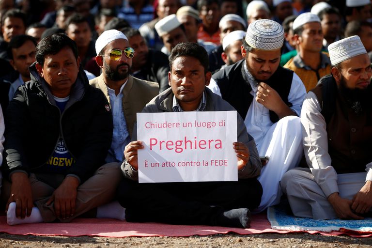 مسلمون يصلون الجمعة عند الكولوسيوم في روما