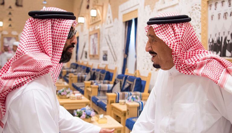 خادم الحرمين الشريفين خلال استقباله صاحب السمو الشيخ محمد بن زايد والوفد المرافق له خادم الحرمين خلال استقباله الشيخ محمد بن زايد