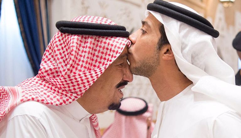 خادم الحرمين الشريفين خلال استقباله صاحب السمو الشيخ محمد بن زايد والوفد المرافق له خادم الحرمين خلال استقباله الشيخ محمد بن زايد