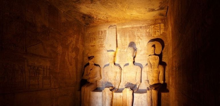 الشمس تتعامد مباشرة على وجه الملك رمسيس الثاني في معبد أبوسمبل