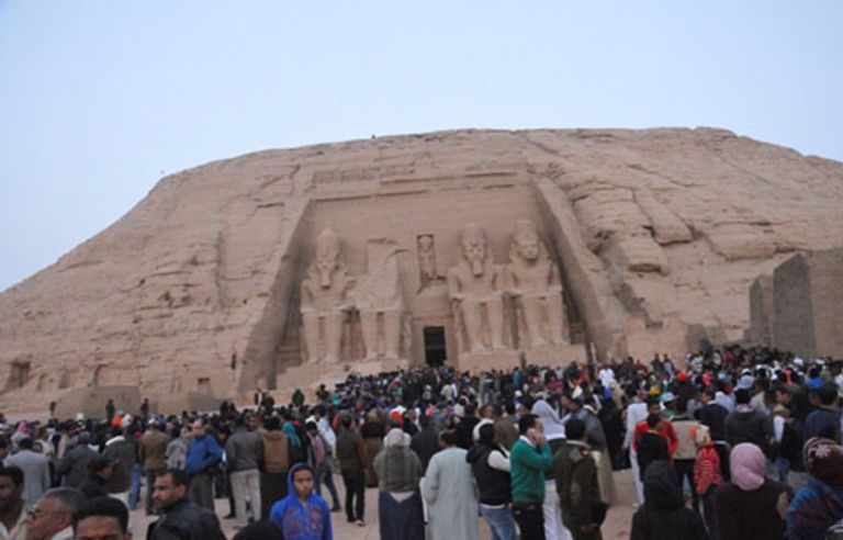 الشمس تتعامد مباشرة على وجه الملك رمسيس الثاني في معبد أبوسمبل