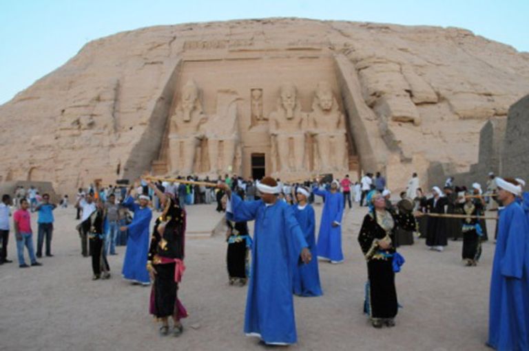 الشمس تتعامد مباشرة على وجه الملك رمسيس الثاني في معبد أبوسمبل