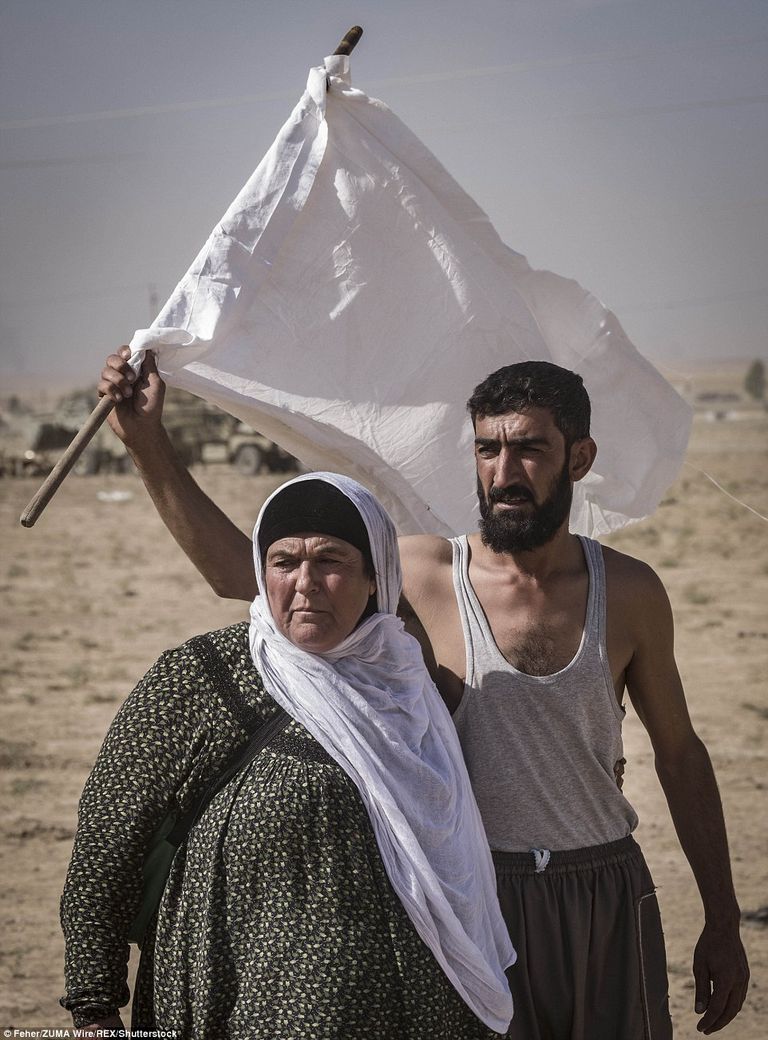 عراقيون يلوحون بالرايات البيضاء