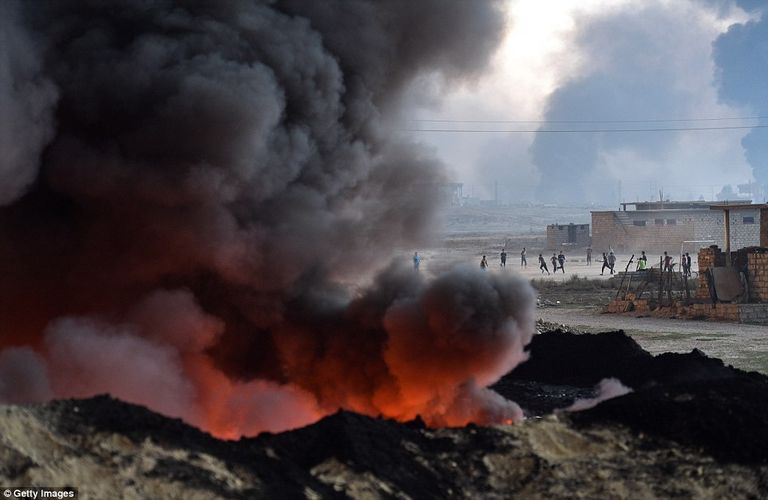 عراقيون يلوحون بالرايات البيضاء