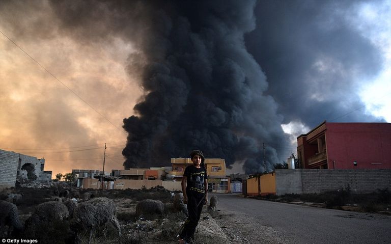 عراقيون يلوحون بالرايات البيضاء