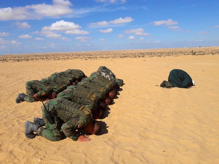 إمام القوات المظلية الروسية يؤم المصلين من الجنود المصريين والروس خلال صلاة الظهر عقب الانتهاء من التدريبات ضمن مناورات مشتركة