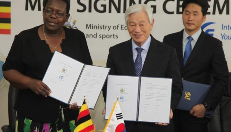 وزيرة التعليم الأوغندية خلال توقيع الاتفاقية