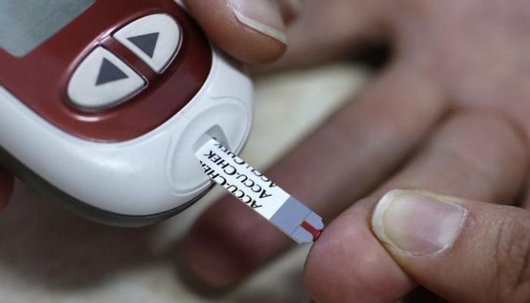 مريض يفحص نسبة السكر لديه بواسطة جهاز لقياس السكر في صوفيا عاصمة بلغاريا.