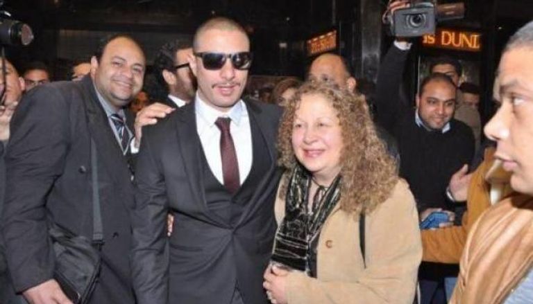 أحمد الفيشاوي مع والدته سمية الألفي