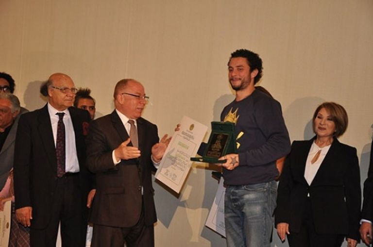 أحمد الفيشاوي مع والدته سمية الألفي