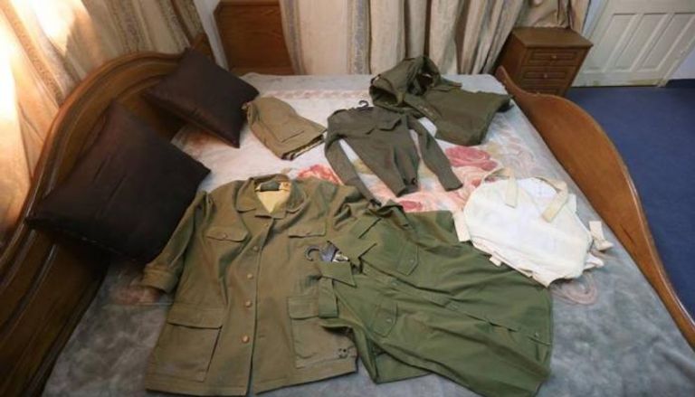 ملابس عرفات في منزله يوم سلم من حركة حماس  إلى مؤسسة الرئيس الراحل