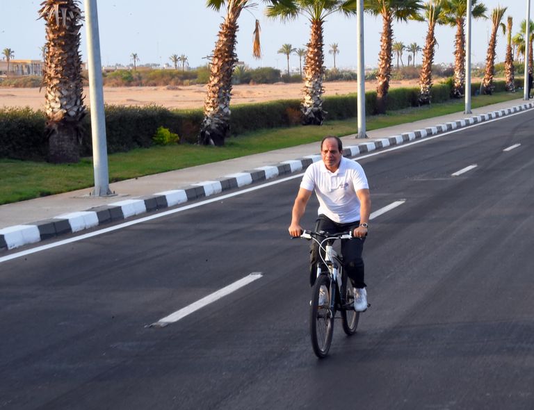 الرئيس المصري عبدالفتاح السيسي يلتقط صورا مع شباب الماراثون