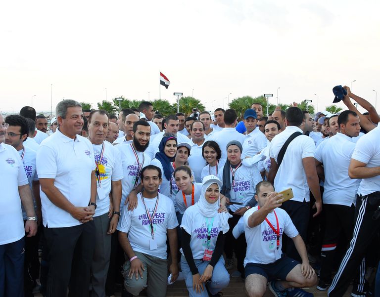 الرئيس المصري عبدالفتاح السيسي يلتقط صورا مع شباب الماراثون