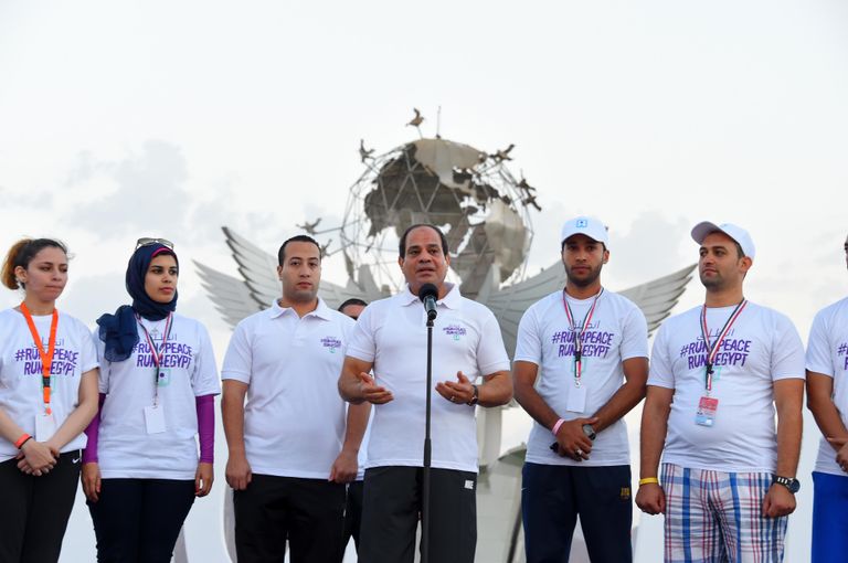 الرئيس المصري عبدالفتاح السيسي يلتقط صورا مع شباب الماراثون