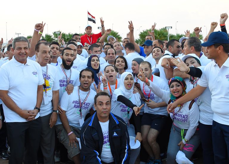 الرئيس المصري عبدالفتاح السيسي يلتقط صورا مع شباب الماراثون