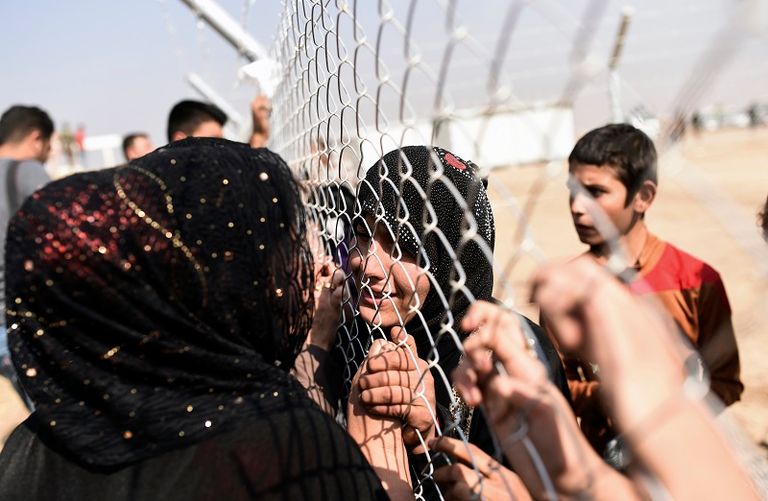 طفلة عراقية نازحة في مخيم للاجئين 