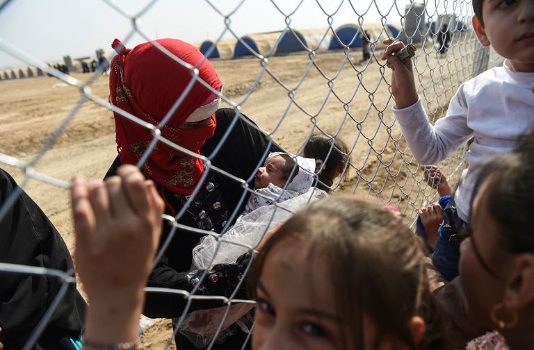 طفلة عراقية نازحة في مخيم للاجئين 