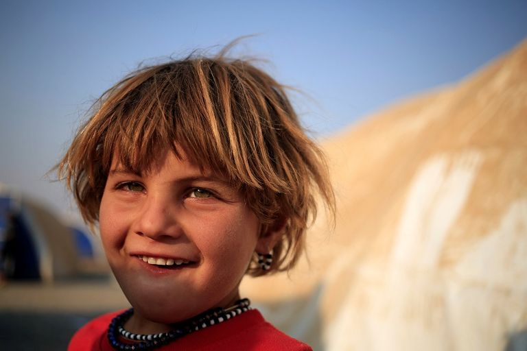 طفلة عراقية نازحة في مخيم للاجئين 