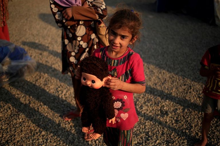 طفلة عراقية نازحة في مخيم للاجئين 