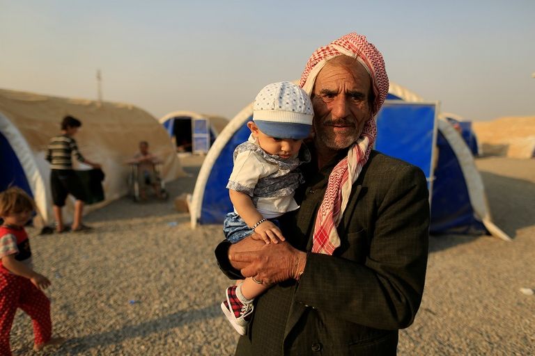 طفلة عراقية نازحة في مخيم للاجئين 