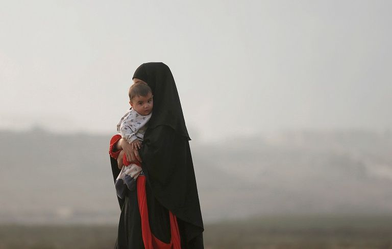 طفلة عراقية نازحة في مخيم للاجئين 