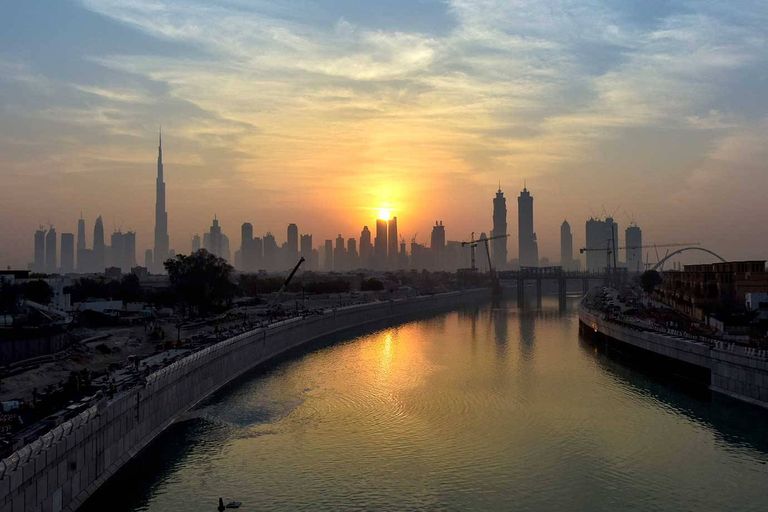 بدء تجربة ضخ المياة في قناة دبي