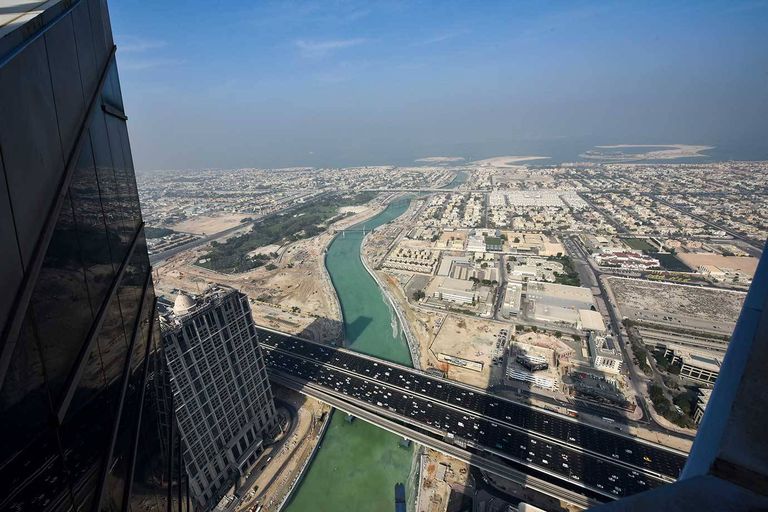 بدء تجربة ضخ المياة في قناة دبي