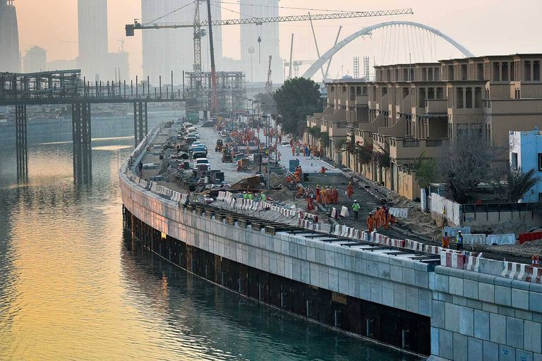 بدء تجربة ضخ المياة في قناة دبي