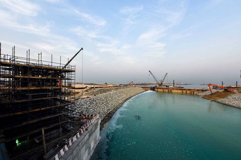 بدء تجربة ضخ المياة في قناة دبي