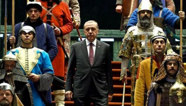 أردوغان وسط حراس شرف يرتدون الزي العثماني