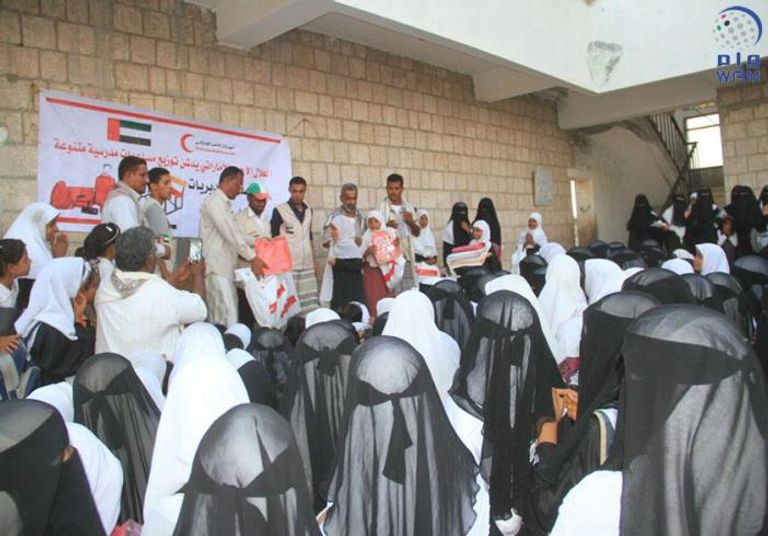 مساعدات إماراتية مكثفة لمدارس الريدة وقصيعر في حضرموت أعضاء الهلال الأحمر الإماراتي أثناء الحملة