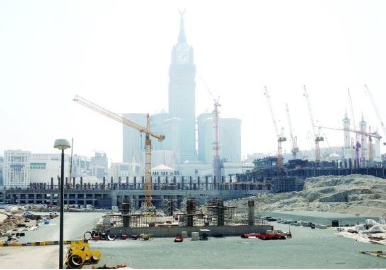 حجاج يطوفون حول الكعبة