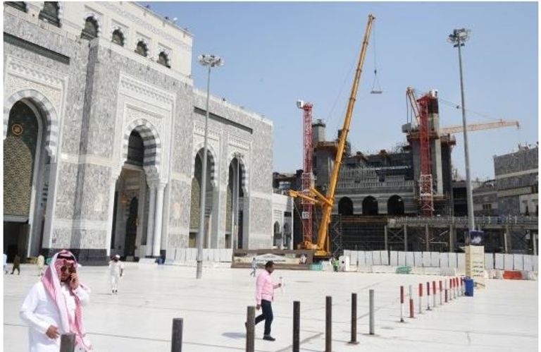 حجاج يطوفون حول الكعبة