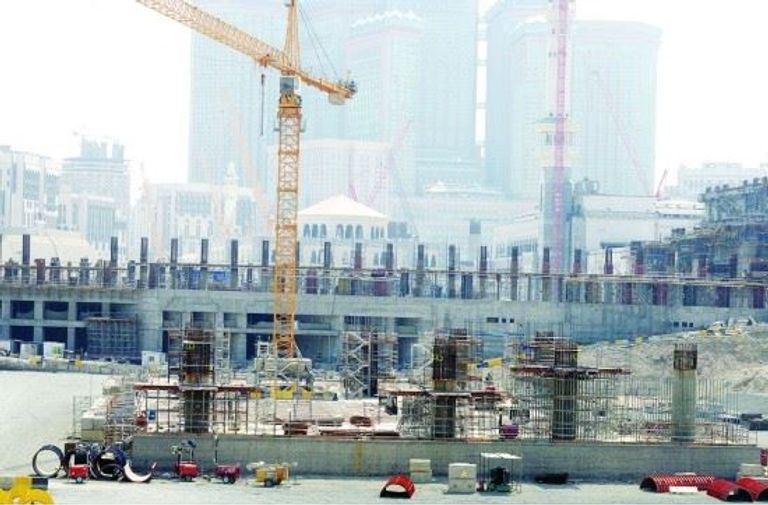 حجاج يطوفون حول الكعبة