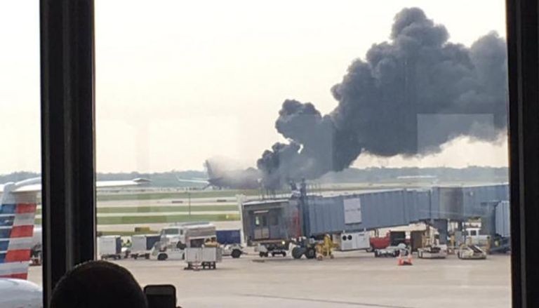 طائرة الخطوط الأمريكية تحترق في مطار أوهير بشيكاجو