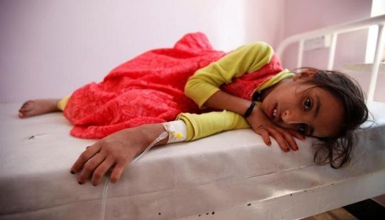 طفلة تتلقى علاجا لمرض الكوليرا في صنعاء