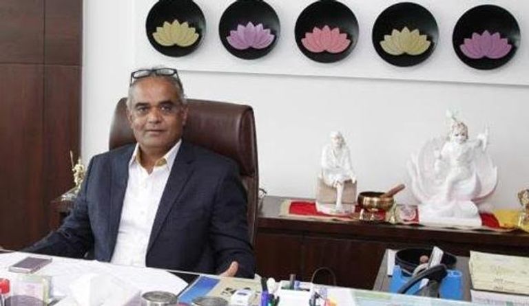 دولاكيا أهدى المجوهرات لموظفيه