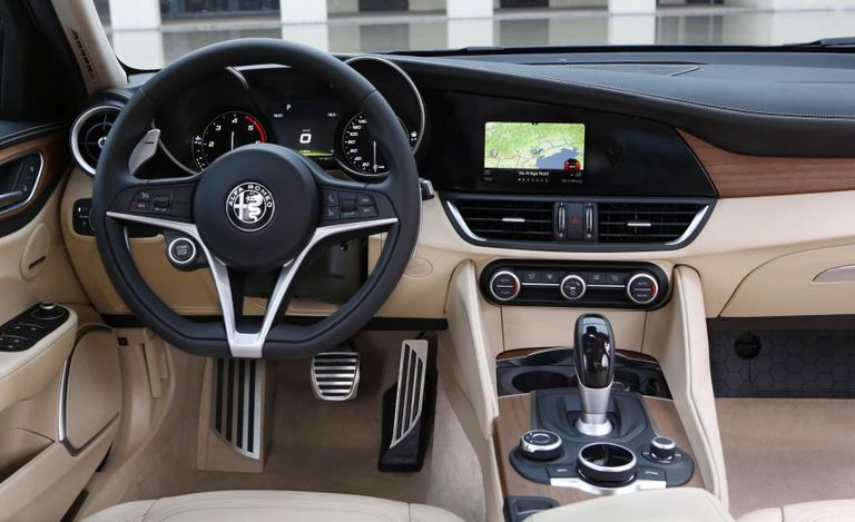 المقصورة الداخلية لجوليا 2017 فئتي الفا روميو جوليا 2014