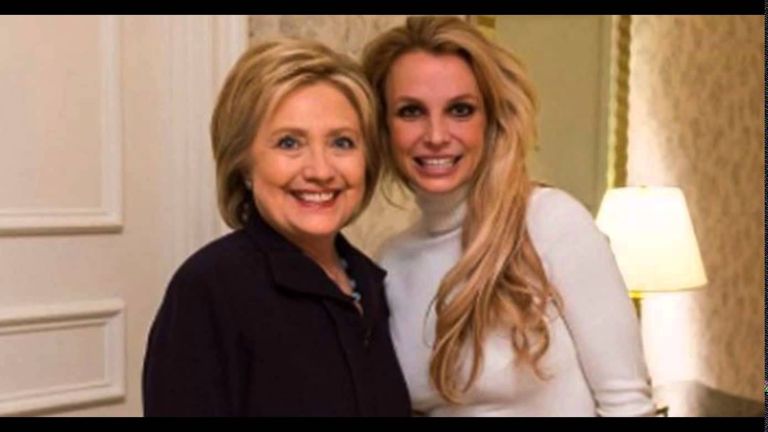 هيلاري كلينتون والمغنية بريتني سبيرز (أرشيفية) هيلاري كلينتون تنضم إلى المغنية الامريكية جنيفر لوبيز خلال حفل في ميامي